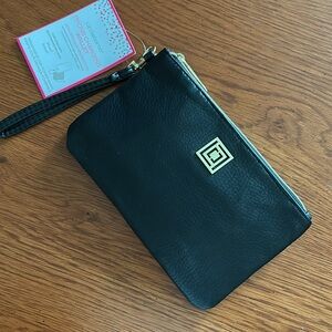 Liz Claiborne wristlet w/phone charger (black)